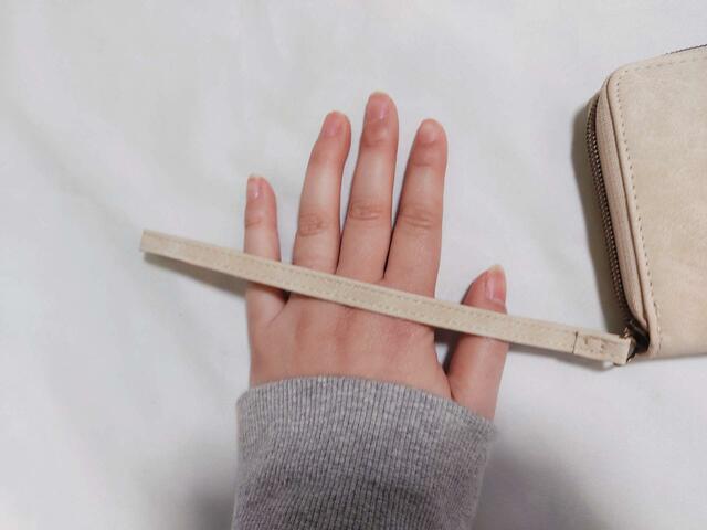 手首にかけて持ち歩くことも可能です