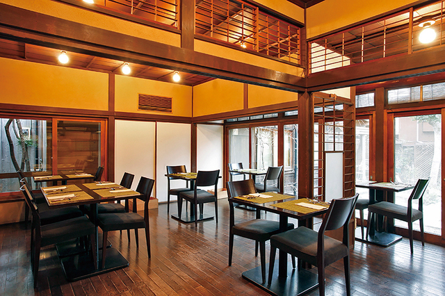 長谷 ・ESSELUNGA／欄間や柱など、元の意匠を残して改装している。