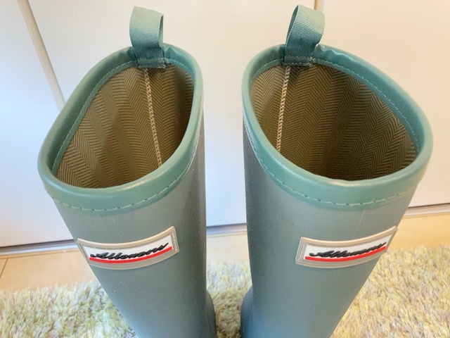 【ワークマン サファリライトレインシューズ】正面中央にロゴがあるデザインで、有名アウトドアメーカー「HUNTER」のレインブーツを彷彿とさせます