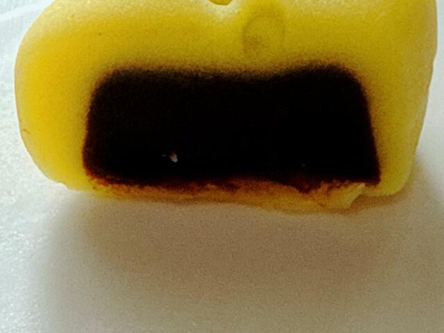 星の練り切り（チョコレート味餡）を実食！チョコ好きにはたまらないお味。筆者はこしあんよりこちらの方が好みでした！