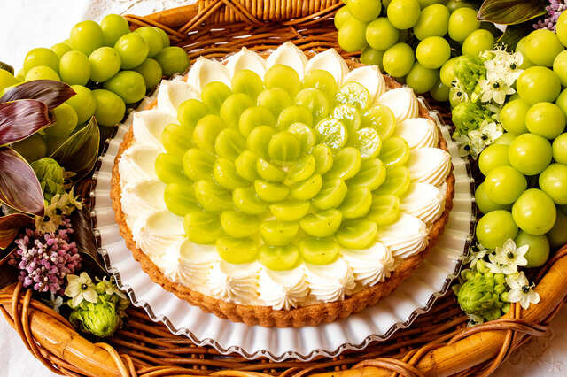 【葡萄とレアチーズのタルト～ はちみつの香り～】piece¥1,026、whole(25cm)¥10,260