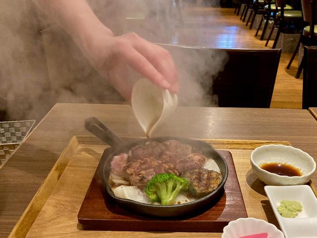 豚ステーキに、目の前でソースをかけてくれる