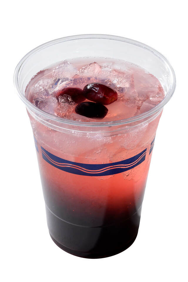 スパークリングカクテル（ウォッカ＆グレープ） 780円｜東京ディズニーランド「プラズマ・レイズ・ダイナー」｜東京ディズニーリゾート「ディズニー・ハロウィーン」スペシャルメニュー