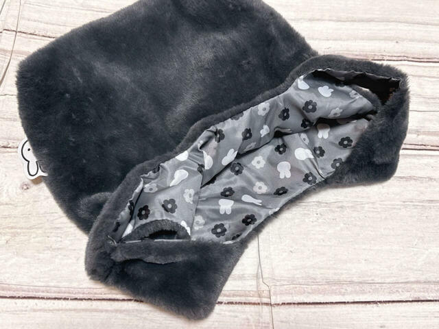 内側にポケットなどはない仕様