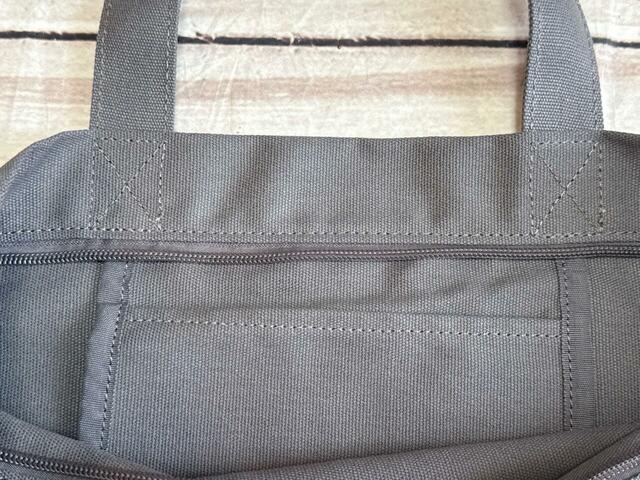 内側には釣りポケット付き。細かいものの整理に便利♪