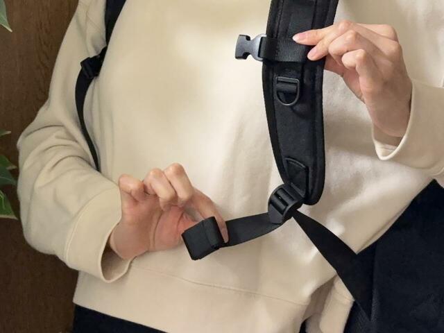 【niko and... 撥水メニーポケットデイパック】ショルダーベルトの余った部分はゴムでまとめておけるので、邪魔になりません◎