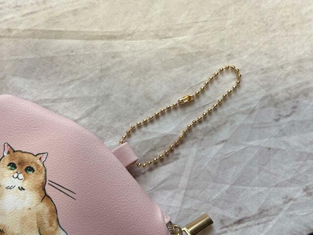 右上にボールチェーン付き