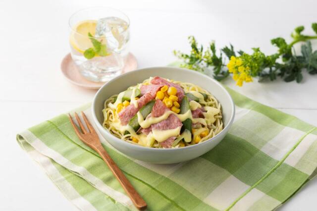 「アスパラとソフトサラミの彩りパスタサラダ」＜価格：397.44円（税込）＞【【セブン-イレブン】うれしい！おいしい！「春のごちグルメ」開催！春の行楽ににぴったりな全20品ご紹介♪】