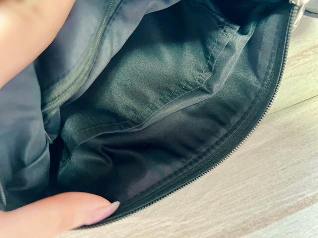 ファスナー付きポケットの反対側にももうひとつポケットが！