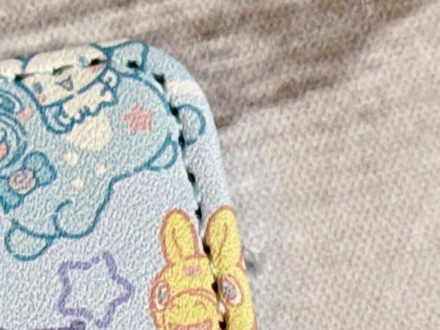 レザー調の高見えする生地を使用しており、付属品とは思えないクオリティ!