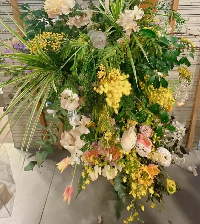 リニューアルオープンを記念して贈られたお花。ちいかわたちのマスコットが飾られておりとってもキュート！