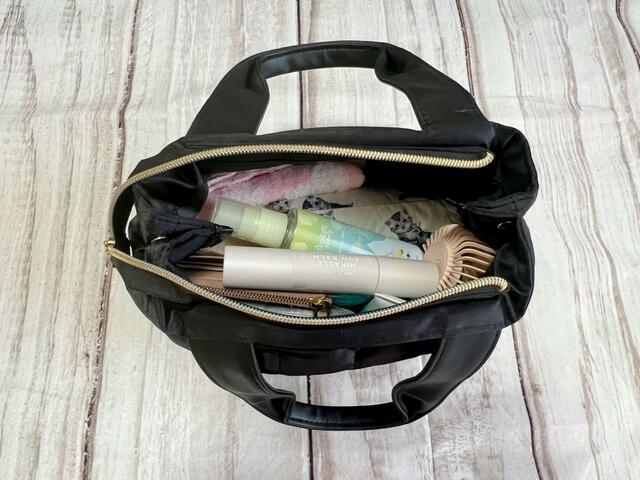 夏のお出かけの必需品たち。もちろんポケットにスマホを入れる余裕もあります！【JILL by JILLSTUART（ジル バイ ジルスチュアート）リボンショルダーバッグ】