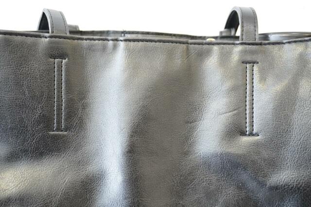 持ち手の縫製がとても丁寧【THE EDITORS　仕切り付きで整頓上手なレザー調トートバッグ】