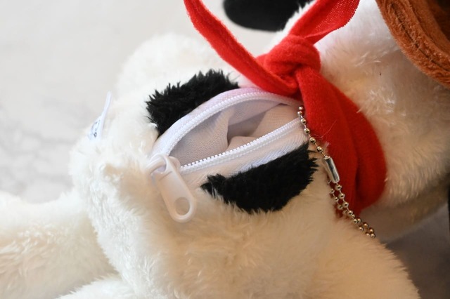 【『SNOOPY 2026 午 カウボーイスヌーピーのぬいぐるみポーチ BOOK』（宝島社）】背中を開けるとポーチになっています