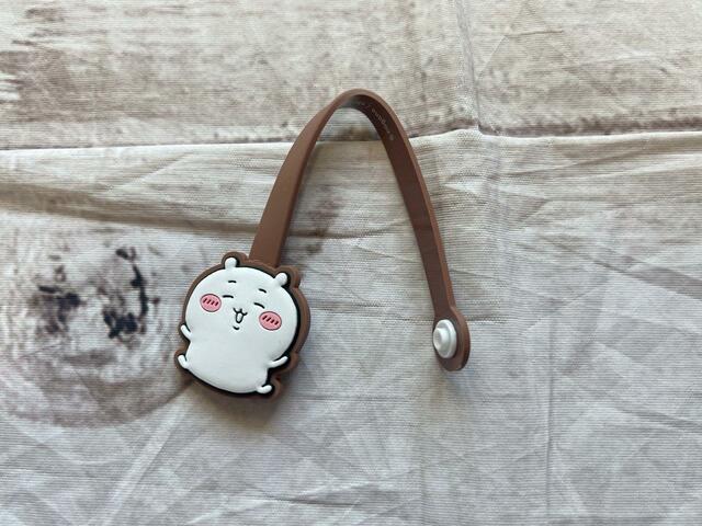 バッグのハンドルにつけるチャームのようなタグです