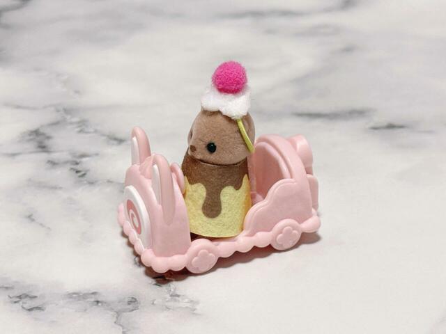 ラッコの小さい赤ちゃんもスイーツカーに乗車♪かわいい…！