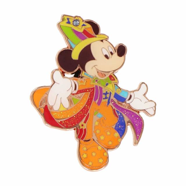 ピンバッジ 1,100円｜サイズ：縦約5×横約4cm｜東京ディズニーリゾート40周年“ドリームゴーラウンド”スペシャルグッズ｜発売日：2023年4月10日（月）｜販売店舗：東京ディズニーランド「グランドエンポーリアム」、東京ディズニーシー「エンポーリオ」