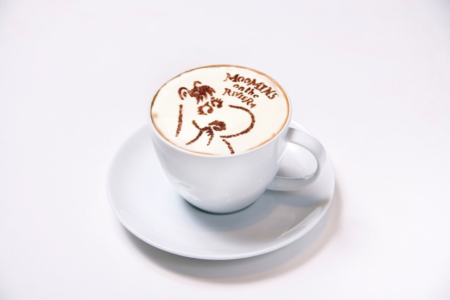 シネマサロン／六本木ヒルズ限定デザインシルエットラテ　© Moomin Characters ™
