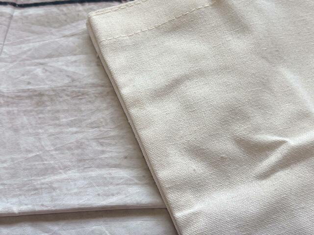 ホワイトのコットンキャンバス調の生地