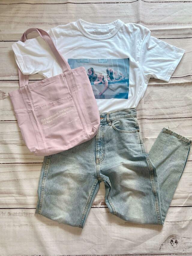 白Tにブルーデニムに合わせるだけでかわいい♡【ZARA（ザラ）】ウォールペーパー テキスト トートバッグ：1,690円（税込）