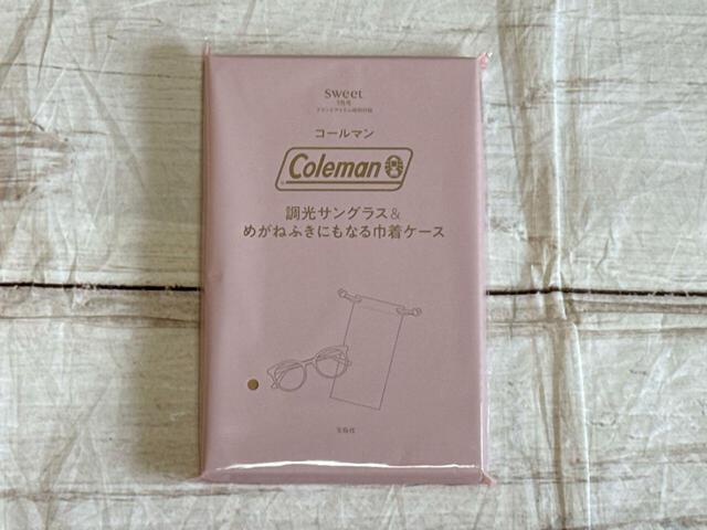 付録は「Coleman(コールマン)調光サングラス&めがねふきにもなる巾着ケース」
