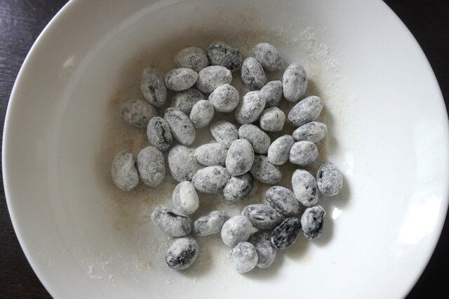 【〈塩分ハーフ〉ぐっち夫婦レシピ：味噌と黒豆のパウンドケーキ】黒豆は水気を切り、材料の薄力粉から大さじ1杯取り、まぶす