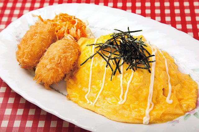 レストランあづま（銀座）　明太子ピラフオムライス 1100円（ディナーは1200円）　明太子ソースで和えたピリ辛のピラフを卵が包み込み、マイルドな味わいに。