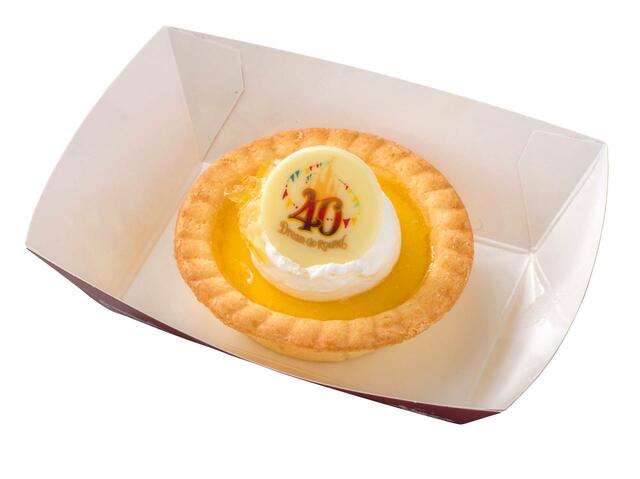 レモンタルト、スーベニアプレート付き 950円｜東京ディズニーリゾート40周年“ドリームゴーラウンド”「MEMORY-GO-ROUND」スーベニア付きメニュー｜発売日：2023年6月13日（月）