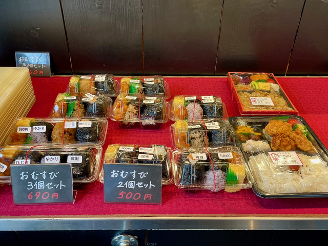 【おむすび てしま】セットのおにぎりや、お弁当もあります