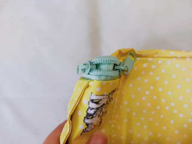 開封は、チャックを使用『InRed（インレッド）10月号』付録「ポール＆ジョーボーテ」の吊るせるコスメポーチ