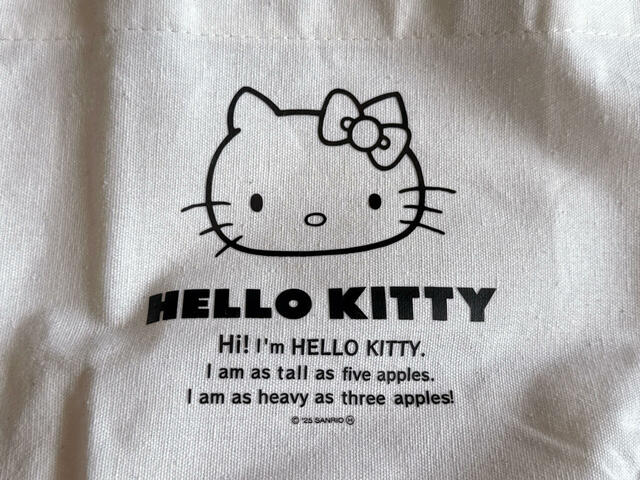 フロントにブラックカラーのキティちゃんのお顔プリント入り。かわいい〜！