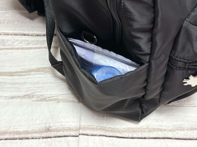 今回は、ボトルや折りたたみ傘は内側に収納。代わりに外側のサイドポケットには日焼け止めと汗拭きシートをイン♪