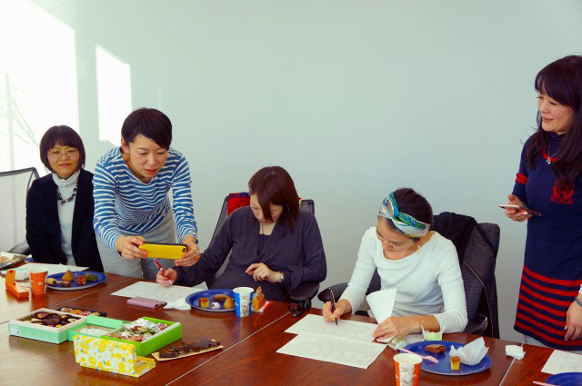 スイートネットワーク試食会／（左から）水澤香織さん、佐藤史江さん、浜谷美幸さん、大坪美恵子さん、竹内未矢子さん