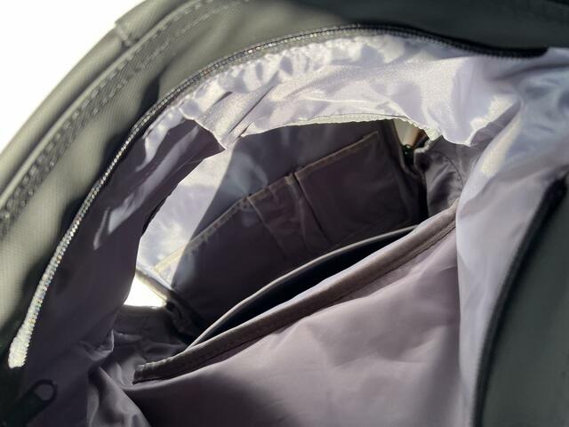 【カインズ TRADDYファスナーが隠れるバックパック】ポーチがなくても仕分けできるのが嬉しい
