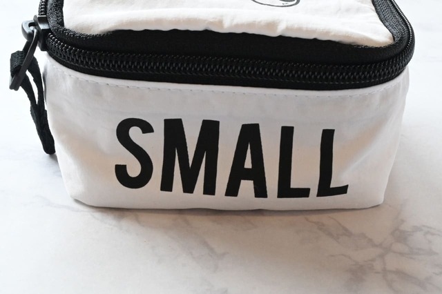 【ユニクロ×ANYA HINDMARCH「ミニスクエアポーチ」】サイドには「SMALL」の文字