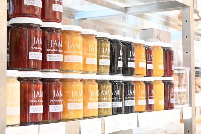 【DEAN ＆ DELUCA】果物のおいしさが楽しめるジャムもずらり。ディスプレイが美しく、いつまででも眺めていられそう