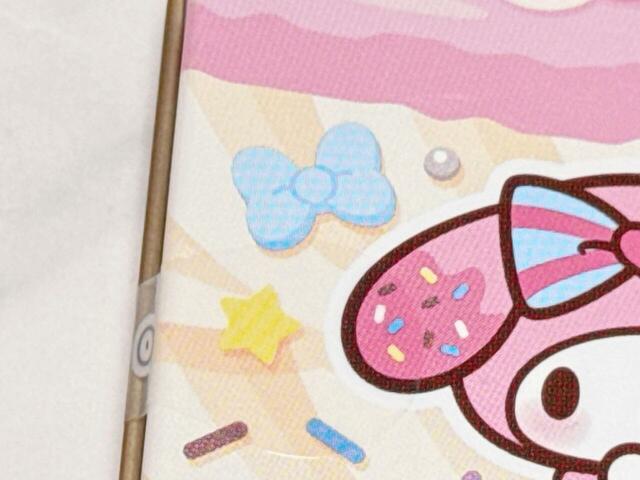 マカロンの間のホイップ部分には、マイメロのトレードマークのリボンモチーフが♪