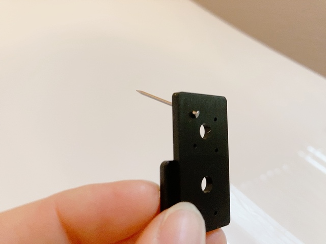 【山崎実業 tower 流せるトイレブラシ＆替えブラシホルダー】石こうボードピンの穴は目立ちにくいので賃貸でも安心！