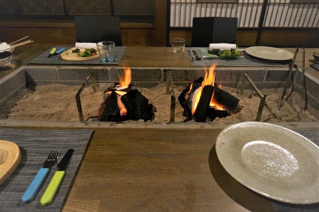夕飯は室内の炭火で