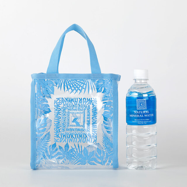 【紀ノ国屋 モンステラ柄 ミニクリアトート/ライトブルー】サイズは約縦19.5×横18×マチ10cm。コンパクトながら必要な持ち物はしっかり入るのが嬉しい◎