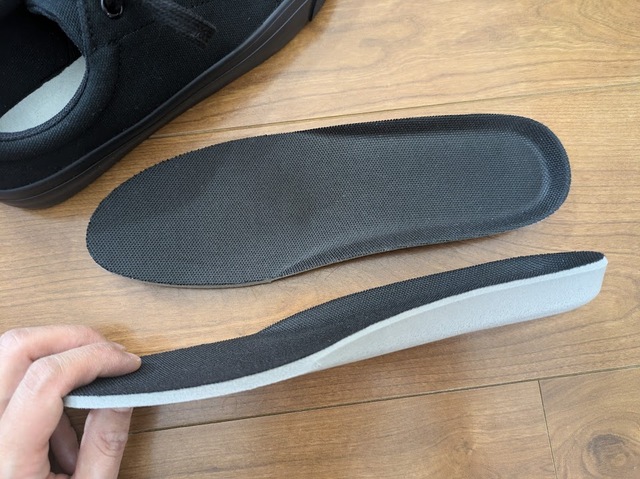 【GU ふかふかキャンバススニーカー】インソールは取り外し可能。特にかかと側に厚みがあり、ふかふかです♪