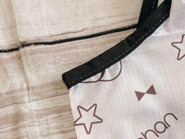 ホワイトにブラウンのパイピング付き