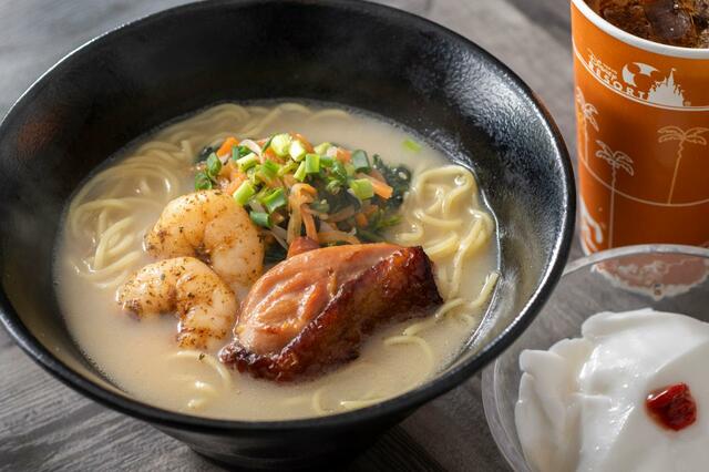 チャイナボイジャーのチキンと海老の白湯麺 1300円、セット1780円(税込)