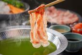「鹿児島県産 豚肩ロースの茶鍋風しゃぶしゃぶ」＜期間：2026年1月7日〜3月25日＞【福岡のモツ鍋や博多の豚骨ラーメンも！九州の名物料理が大集合！名古屋マリオットアソシアホテルで『冬の九州ブッフェ』開催中！】