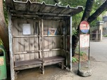 バス停も不穏な空気が漂う