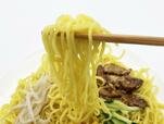 【ファミリーマート 炙り焼チャーシューの冷し中華】麺をリフトアップしたところ