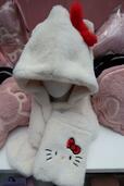 【ワークマン】ボアフリース フードマフラー 1,790円(税込)ハローキティらしいホワイト