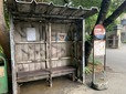 バス停も不穏な空気が漂う