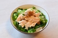 「梅マヨささみ丼」ごはんにのせてできあがり