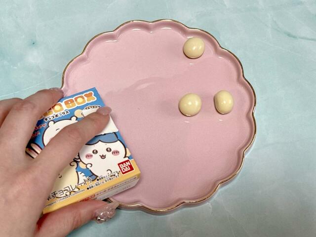 下のボックスにはサクサクおいしいチョコがけビスケットが入っています